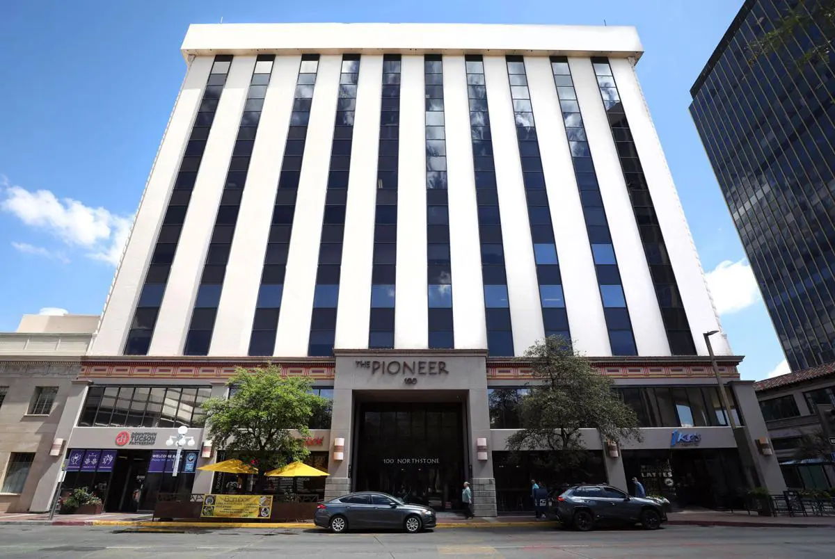 A large building with many windows on the top of it.